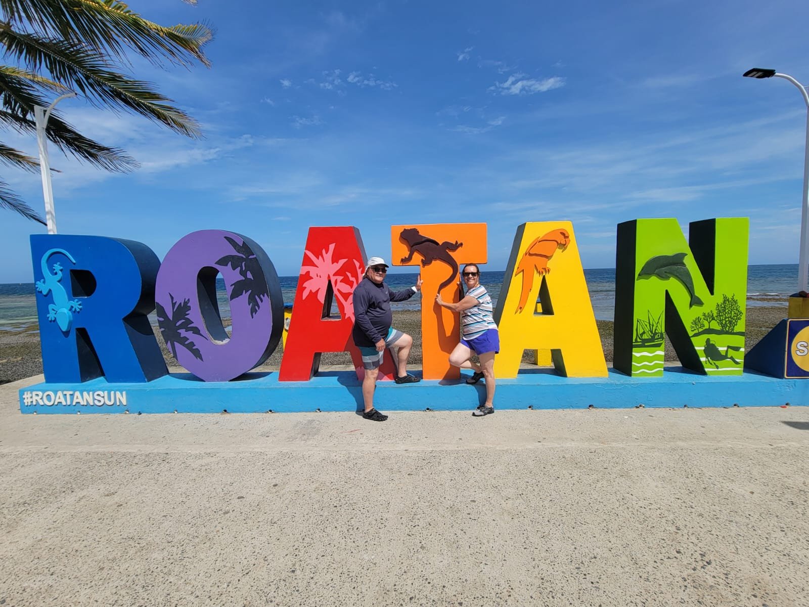 Roatán sign y playa